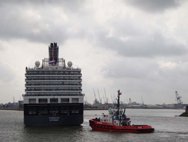 Cruiseschip ms Eurodam van de Holland America Line aan de Cruise Terminal Rotterdam